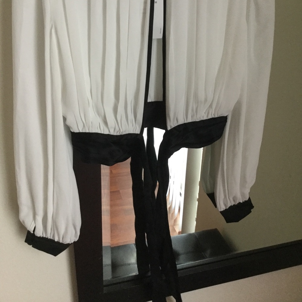 SOLD! NWT ALICE + OLIVIA Dakota Tie Back Crop Top - Picture 11 of 16